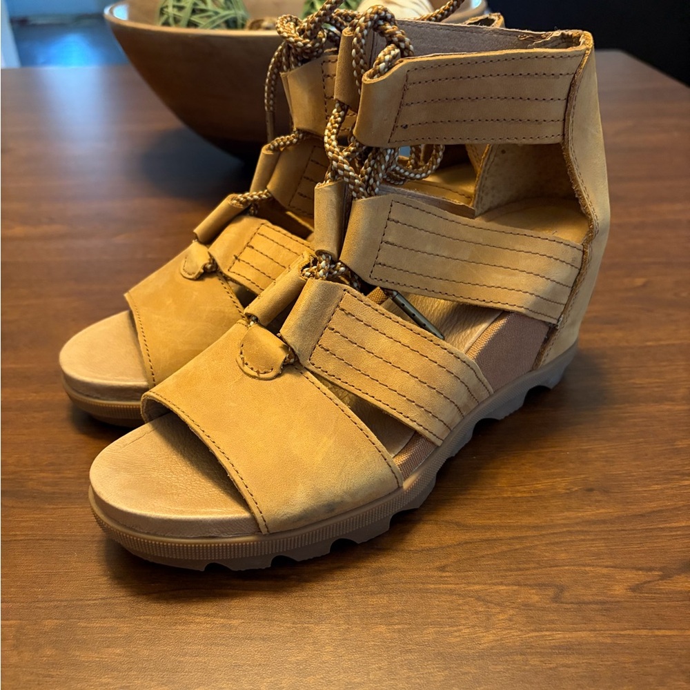 SOREL JOANIE II TAN BROWN LACE WEDGE SANDALS Sz 8